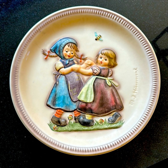 9 Pc. Hummel Collection Plate Bundle - Picture 2 of 16